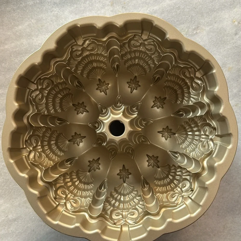Beautiful Nordic Ware gold Very Merry Bundt baking pan! - Picture 3 of 4